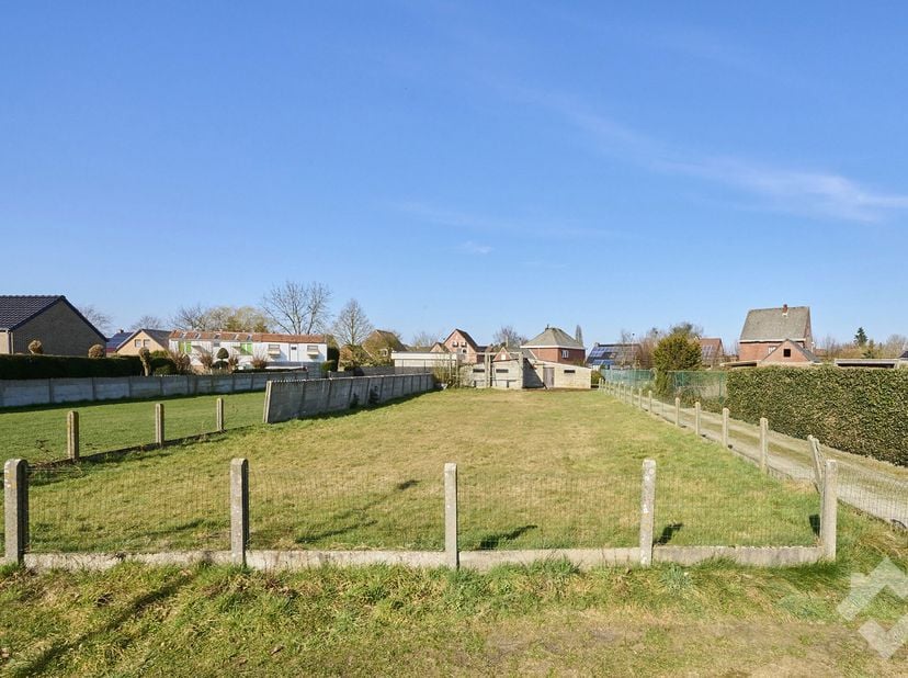 Mooi bouwperceel voor een open bebouwing met een oppervlakte van 618 m² en een straatbreedte van 16m nabij het centrum van Lommel.