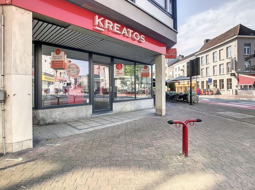Handelspand te koop van ca. 100 m² in het centrum van Menen. Voorzien van mooie visibiliteit en voldoende parkeermogelijkheden.&lt;br /&gt;
Specificaties: &lt;
