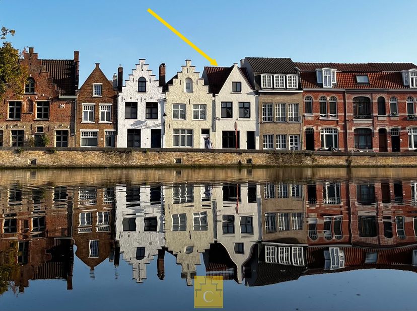 Dit verrassend diephuis met garage werd in 2014/ 2015 volledig gestript en met oog voor detail, hoogwaardige materialen en tonnen smaak - totaal geren