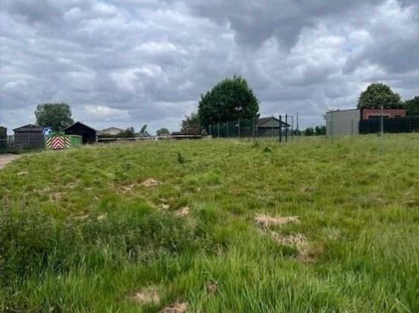 Op een boogscheut van het centrum van Lauwe, in landelijke omgeving ligt dit perceel bouwgrond met een oppervlakte van 1237 m². In de buurt vindt men