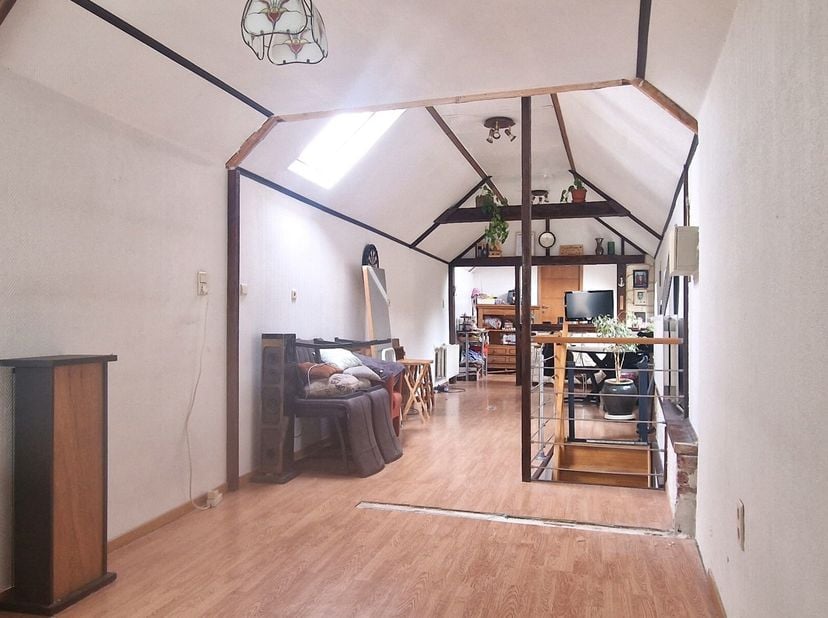 Située dans un charmant village, au calme et à l&#039;abri des regards, cette maison d&#039;une superficie de 129m² selon PEB offre un beau potentiel après quel