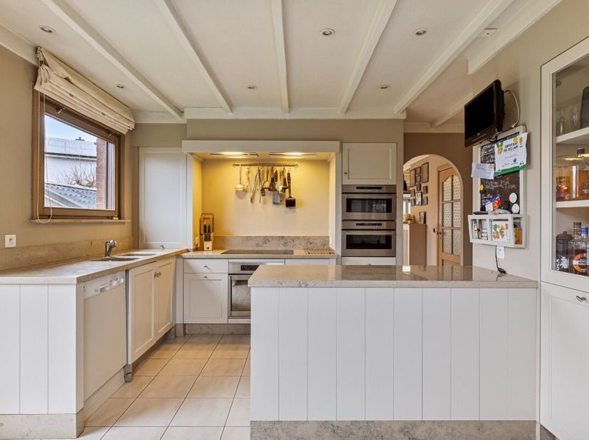 Maison familiale prête à emménager à Kruishoutem avec 4 chambres à coucher dans un quartier calme à distance de marche du centre ville de Kruishoutem.