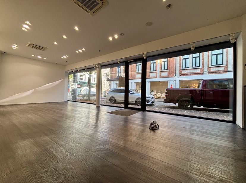 Ce bâtiment commercial, anciennement le magasin ICONE, est situé dans l&#039;Aldestraat, au cur de Hasselt, entouré d&#039;autres boutiques élégantes telles que