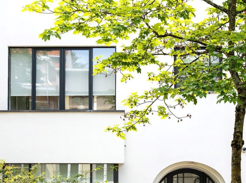 Gelegen nabij de Brugmannlaan en alle voorzieningen, ontwikkelt dit herenhuis in jaren &#039;30 stijl een oppervlakte van ongeveer 390 m² op een perceel va