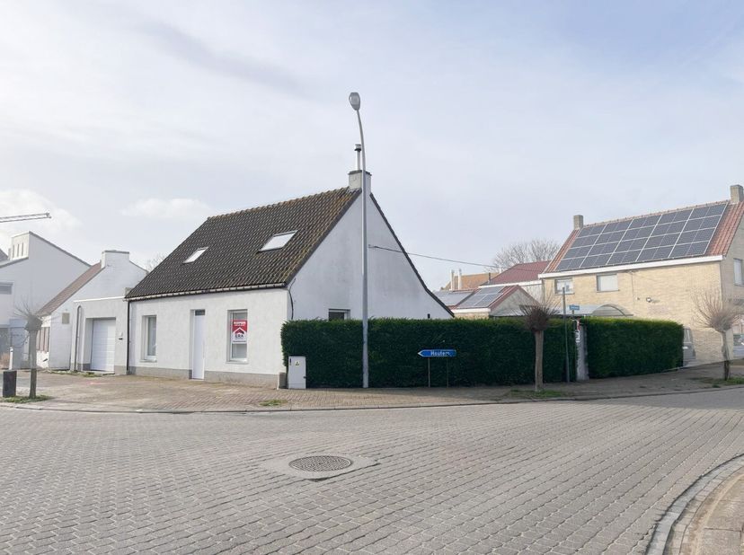 Toffe woning in hartje Bulskamp, deelgemeente van Veurne. Gelegen in het rustige dorpje Bulskamp, op slechts enkele kilometers van Veurne, de Kust en