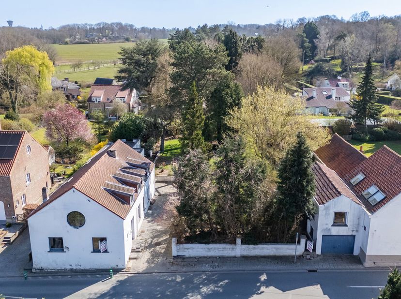 Easy Home a le plaisir de vous présenter cette magnifique villa à rénover de 278 m², située sur une belle parcelle de 15 ares 5.Idéalement située à Oh