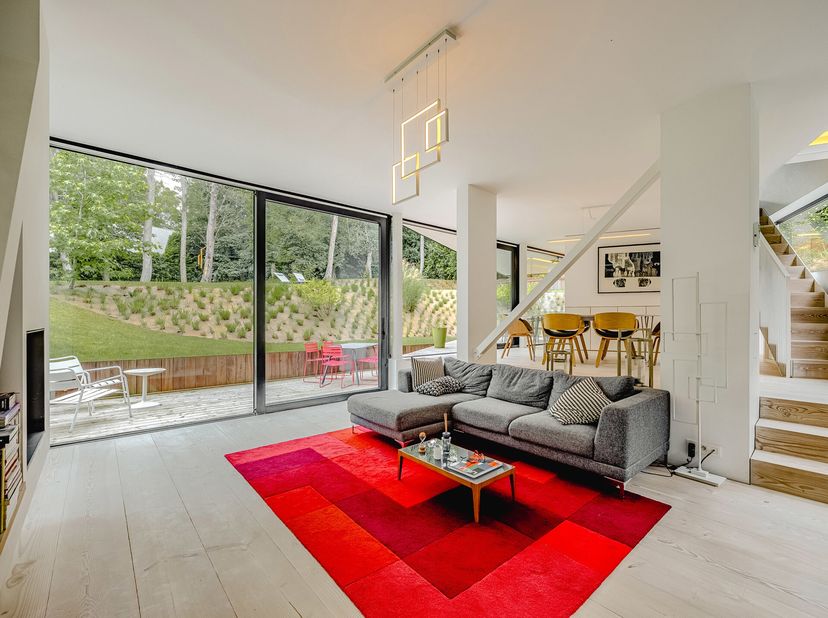 In het hart van Ukkel ligt dit uitzonderlijke huis, voltooid in 2014 en ontworpen door architectenbureau Vanden Eeckhoudt-Creyf, met een bruto vloerop