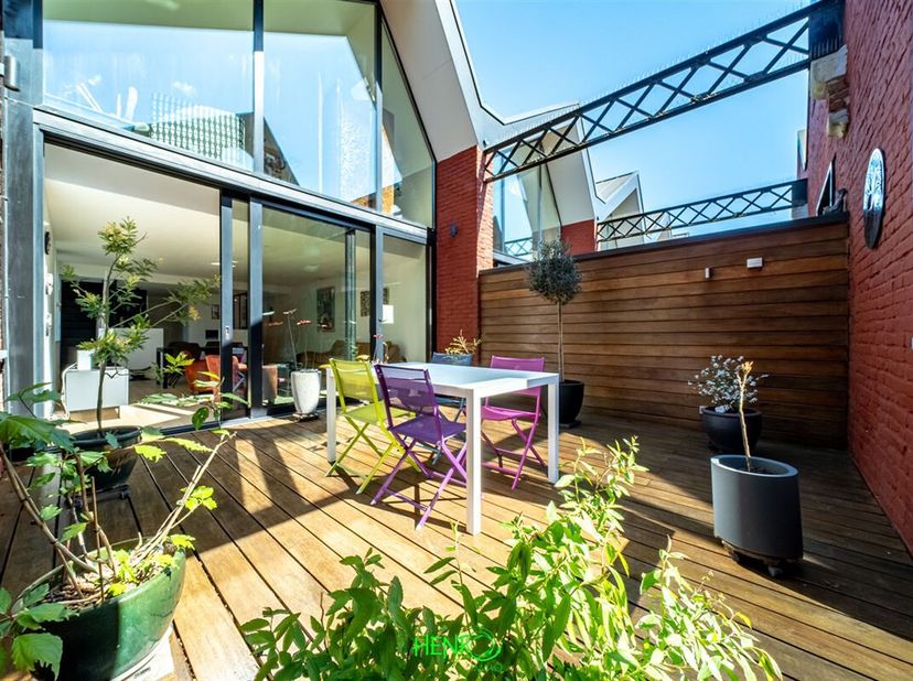 Vous recherchez un bien immobilier alliant confort, modernité et emplacement de choix ? Ne cherchez plus ! Ce magnifique duplex de 124 m², construit e