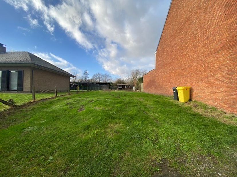 Te Koop: bouwgrond halfopen bebouwing.&lt;br /&gt;
&lt;br /&gt;
Droom jij van een woning in een landelijke omgeving met alle rust en charme van het buitenleven?&lt;b