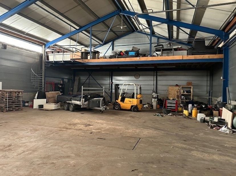 Gunstig gelegen industriehal op het industrieterrein van Molenbeersel, vlakbij de Nederlandse grens.&lt;br /&gt;
De industriehal, met een oppervlakte van 32