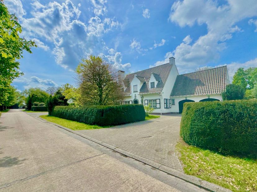 Deze statige villa ligt in één van de mooiste wijken (de confituurwijk) tussen Oosteeklo en Ertvelde, vlakbij de invalswegen en de Lembeekse bossen. O