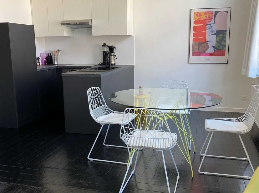 Appartement clé en main dans une petite résidence sans ascenseur. Cet appartement est idéalement situé dans le centre de la ville de Nieuport, à proxi