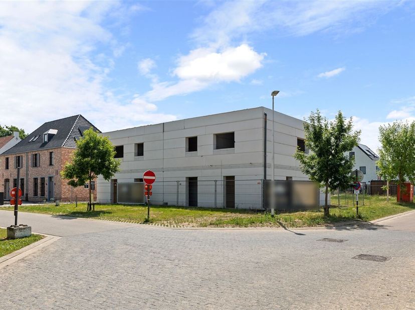 Ligging &lt;br /&gt;
In Alken vinden we langs de Koolmeeslaan deze ruwbouwwoning terug. Het centrum van Alken bevindt zich op slechts enkele minuten waardoo
