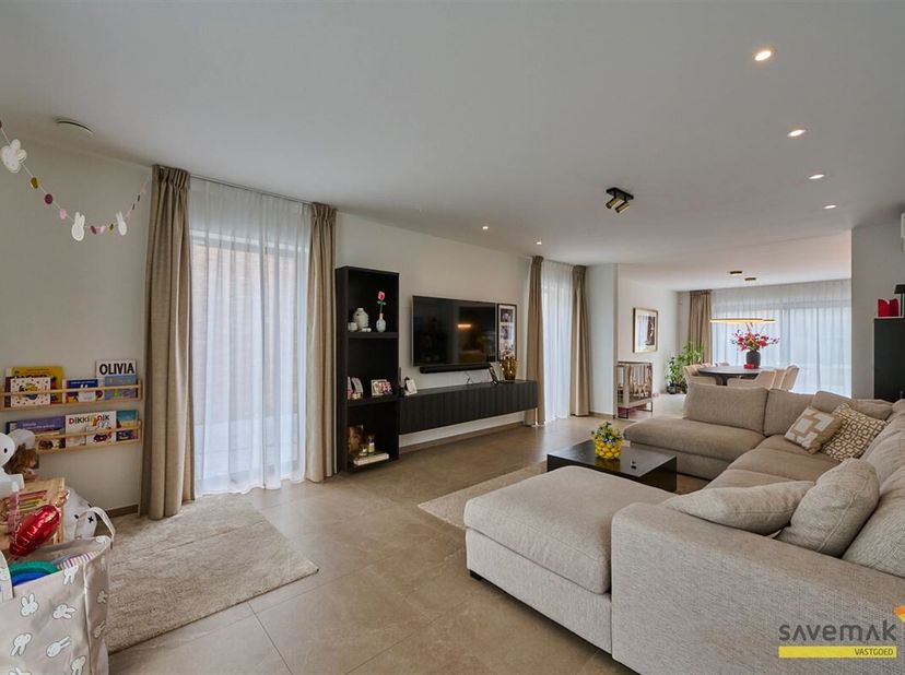 Ontdek deze prachtige woning in het zuidelijkste punt van Lommel, waar ruimte en modern comfort hand in hand gaan. Met vijf ruime slaapkamers biedt de