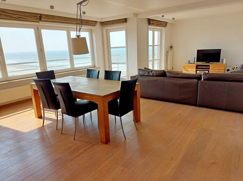 Deze luxe penthouse bevindt zich in een recent gebouw van 2008, waarvan er 9 appartementen zijn elk met zijn  individuele bergplaats.&lt;br /&gt;
De residen
