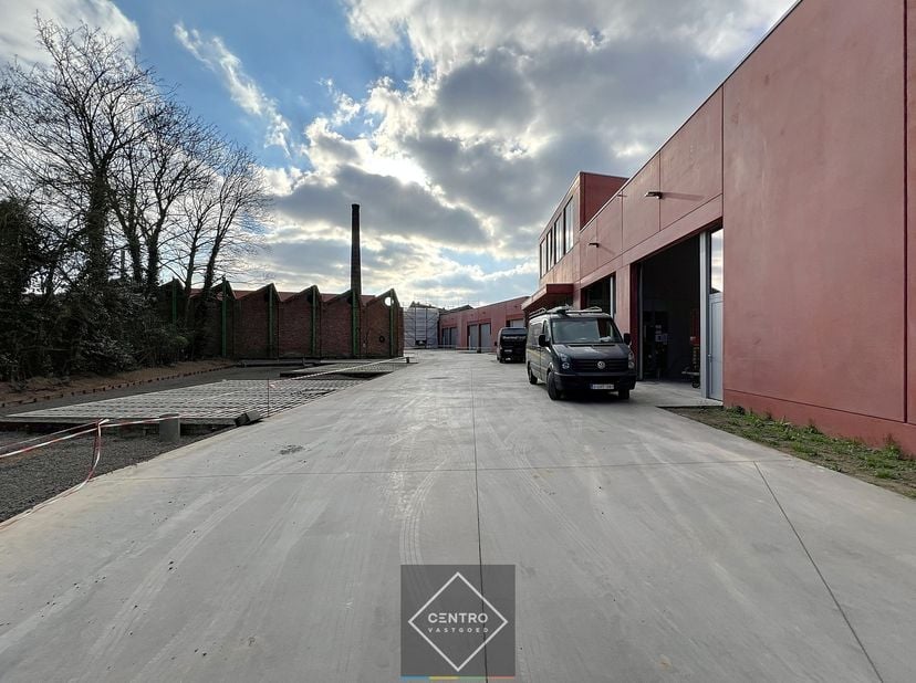 AFWERKING:&lt;br /&gt;
- Staalstructuur met vrije hoogte van 6m.&lt;br /&gt;
- Gevelwanden in geïsoleerde rode prefab betonpanelen (sandwichconstructie met binnen