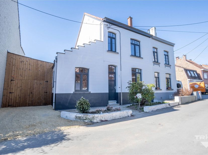 TRIOR Rixensart vous propose cette charmante maison 3 façades ENTIEREMENT rénovée (2024/2025) avec PEB B et située dans une petite rue calme au coeur