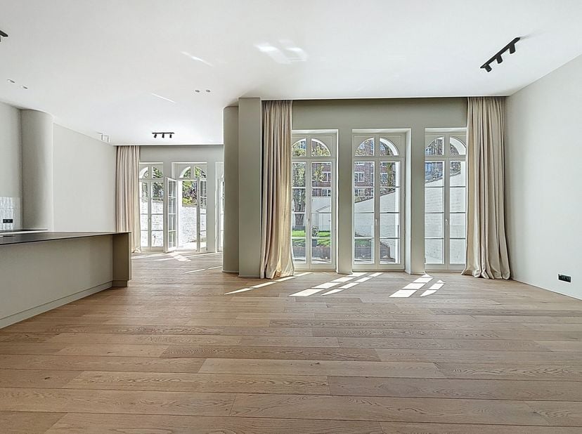 Idéalement situé entre l&#039;avenue Louise et le jardin du Roi, dans un immeuble entièrement remis à neuf, élégant et spacieux appartement de trois chambr