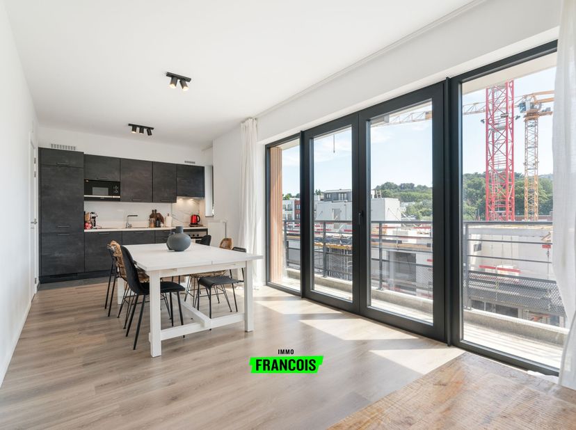 Situé au troisième étage de la résidence récemment livrée Bauhinia, à Forest, à deux pas du parc Duden, ce nouvel appartement offre une superficie hab