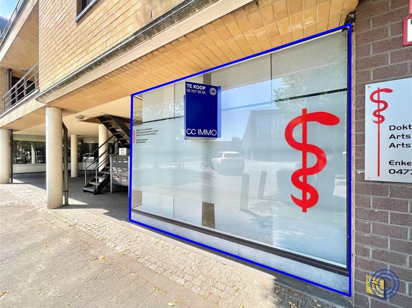 Au centre de Zoersel, dans une petite copropriété bien entretenue, se trouve cet espace polyvalent de bureau ou de commerce denviron 97 m². Grâce à sa