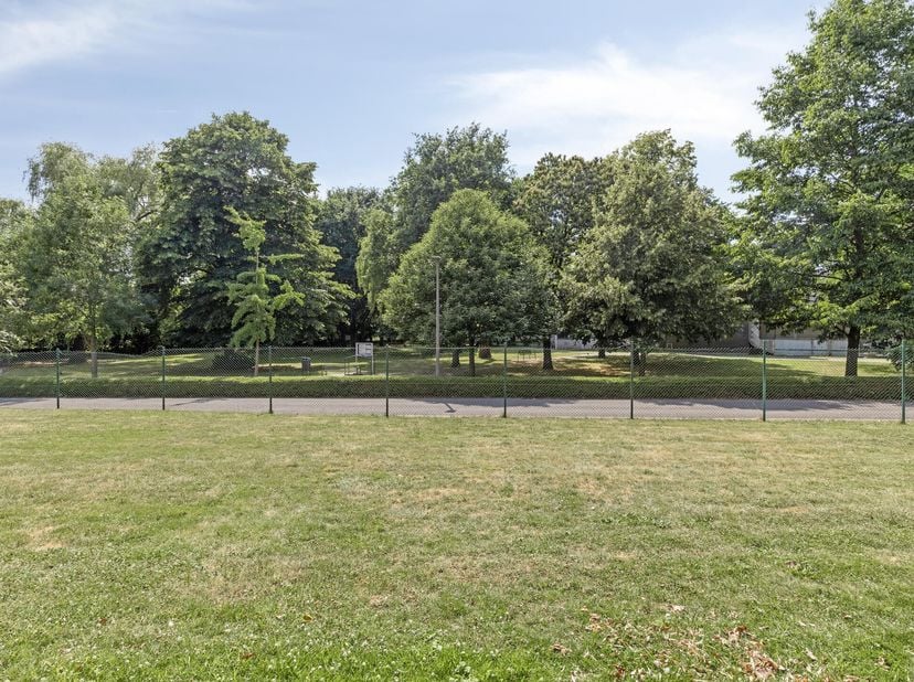 Appartement de deux chambres à vendre au rez-de-chaussée, à deux pas du centre de Wilrijk, entouré de verdure. &lt;br /&gt;
La résidence est située au bout