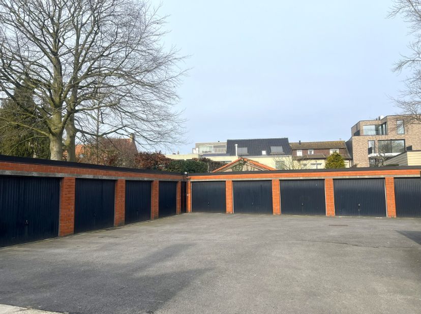 bovengrondse garage&lt;br /&gt;
gelegen in het volle centrum&lt;br /&gt;
huur betaalbaar per kwartaal