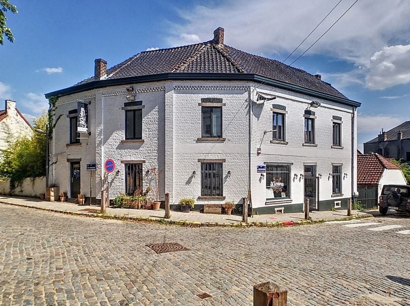 Opportunité à saisir !&lt;br /&gt;
Situé sur la charmante Place d&#039;Ohain,&lt;br /&gt;
RESTAURANT ACCUEILLANT A REMETTRE&lt;br /&gt;
offrant une belle visibilité.&lt;br /&gt;
I