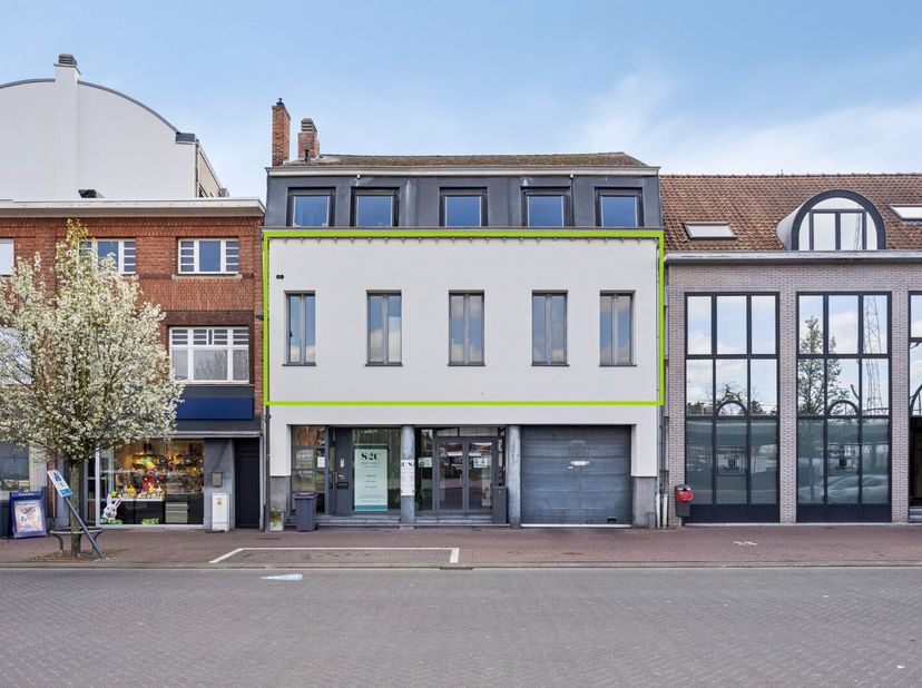 Dit appartement van 101 m² is gelegen in het centrum van Mol, op wandelafstand van alle faciliteiten (winkels, station, Rondplein, horeca, scholen, op