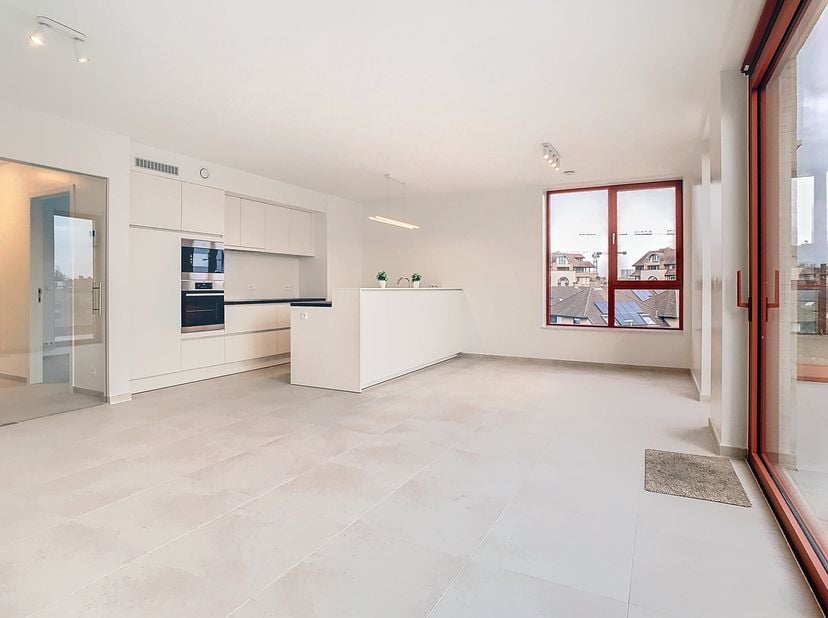 De snelste manier om een bezoek te brengen aan dit appartement? Vraag je bezoek aan via de rode knop op onze website (www.dewaele.com) en je wordt gec