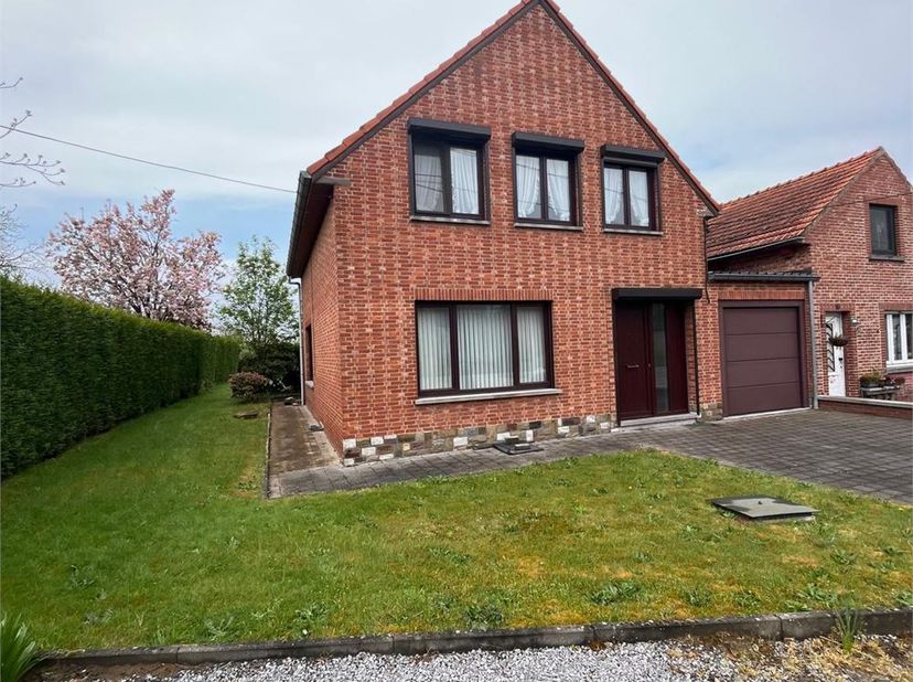 Ben je op zoek naar een woning met heel wat potentieel en ruimte? Deze halfopen bebouwing op een perceel van 7a80 biedt tal van mogelijkheden voor wie