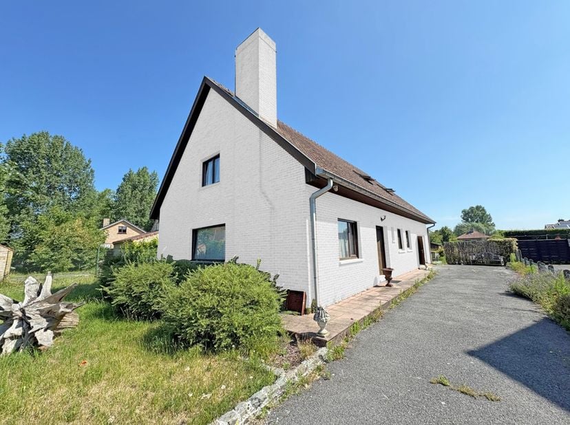Villa spacieuse et solide située dans un quartier calme à 100 m des dunes.  La maison comprend un hall d&#039;entrée, des toilettes, un salon avec salle à