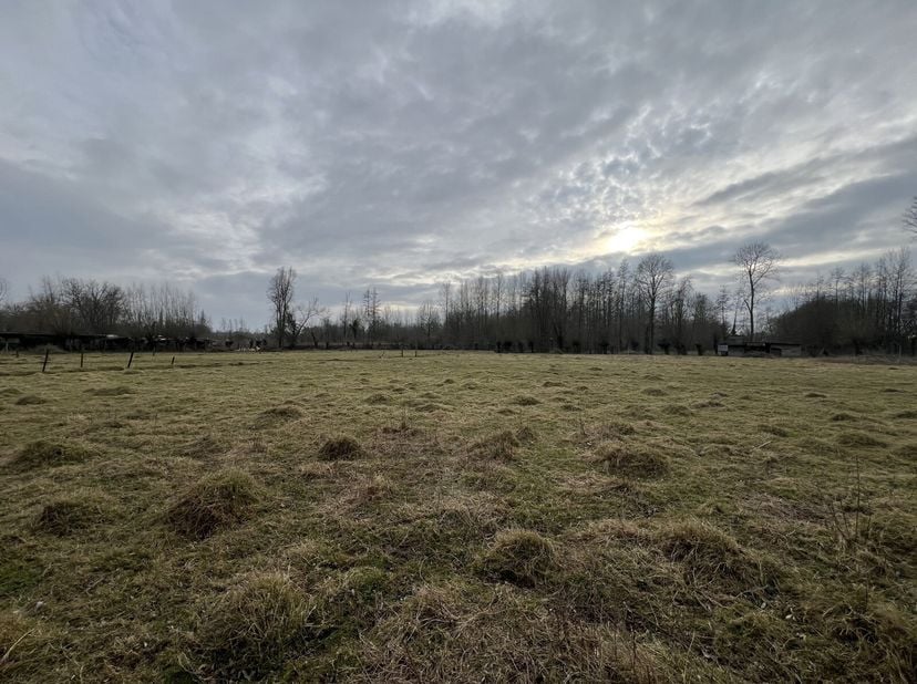 Goed gelegen perceel weideland naast een baan met een totale oppervlakte van 13.680m² !&lt;br /&gt;
Verdere interesse?&lt;br /&gt;
Contacteer op ons 052 52 80 30