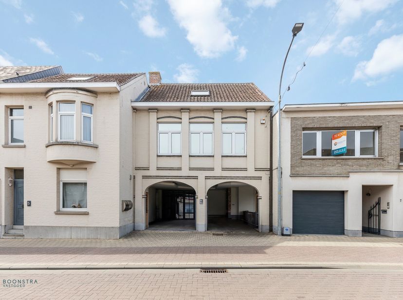 Op een uitstekende locatie in het centrum van Beerzel bevindt zich dit instapklare, gelijkvloerse appartement. U bevindt zich hier op een centrale loc