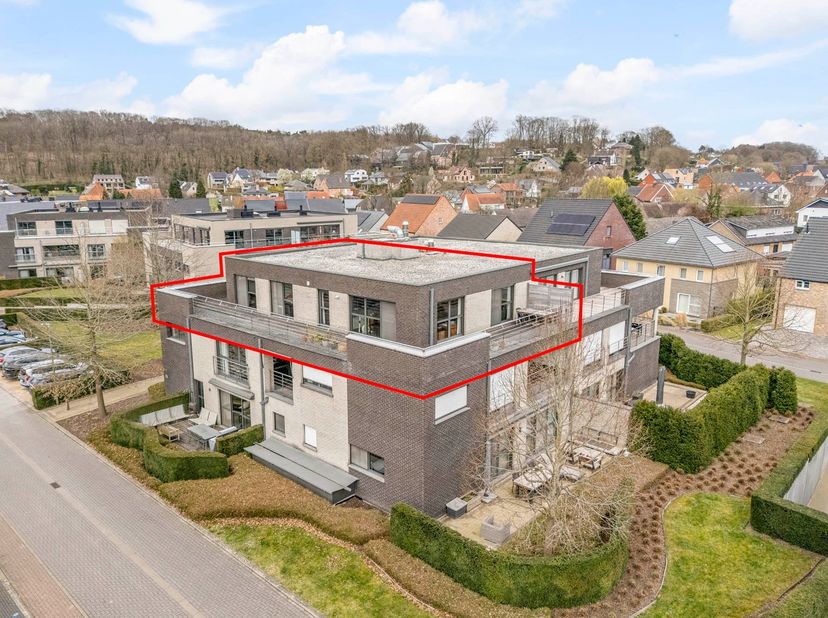 Dit instapklare dakappartement (momenteel verhuurd) is gelegen in een verkeersluwe straat op wandelafstand van het centrum van Linden, nabij verschill