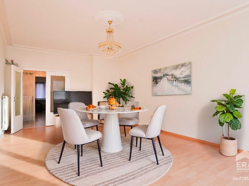 ERA CHATELAIN biedt dit appartement aan met een prachtig potentieel en ideaal gelegen in de Madouwijk in Sint Josse ten Noode met een oppervlakte van
