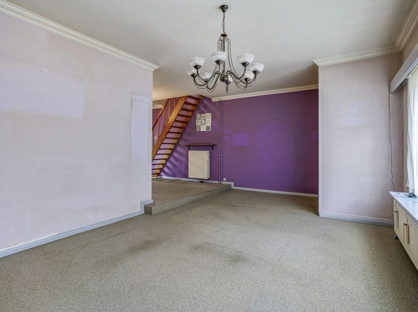 Cette maison est située dans le centre de Kruibeke dans la Baselstraat 51, donc facilement accessible et proche du centre et de tous les commerces, éc