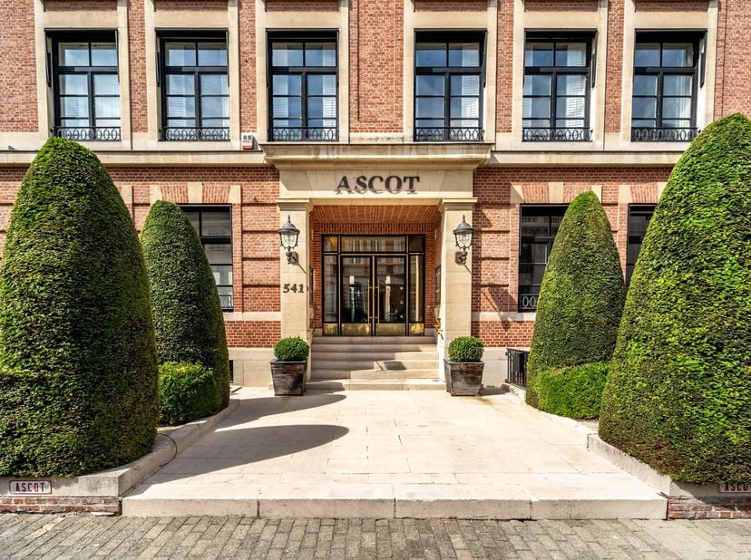 Dans un clos privé et sécurisé à la lisière du Bois de la Cambre, appartement d&#039;une superficie brute de ± 307 m² offre trois chambres à coucher.&lt;br /&gt;