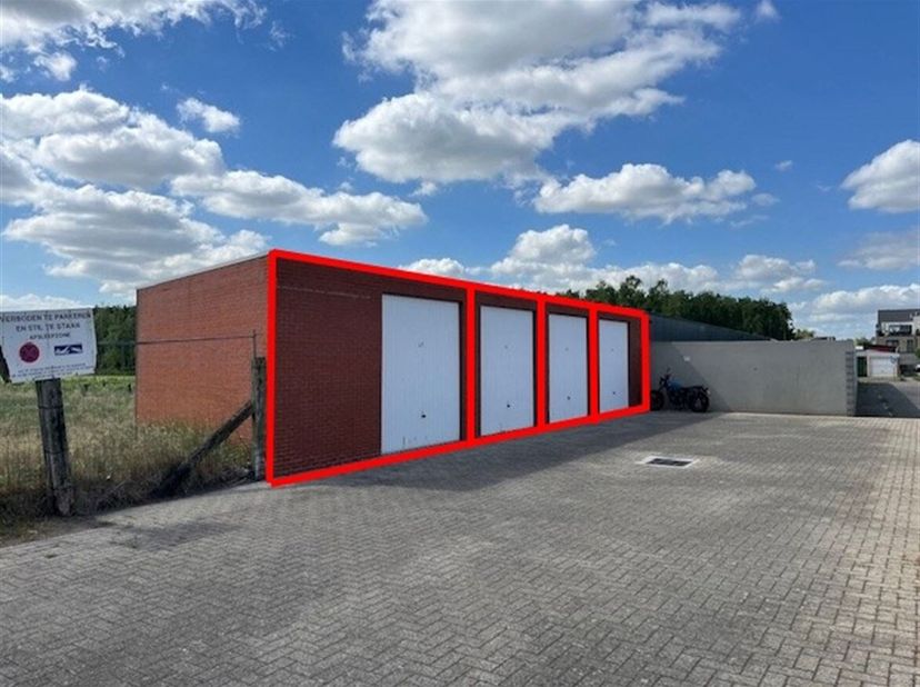 4 garages te koop centrum Hoevenen&lt;br /&gt;
Ligging: Molenstraat tussen Hoevenen en Kapellen, nabij autostrade&lt;br /&gt;
Omschrijving: &lt;br /&gt;
Deze 4 garages