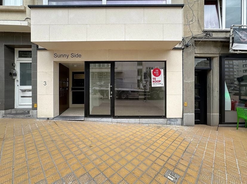 Ontdek dit aantrekkelijke, recentelijk vernieuwde handelspand van 84 m², gelegen op een absolute toplocatie aan de voet van de Kursaal Oosthelling in