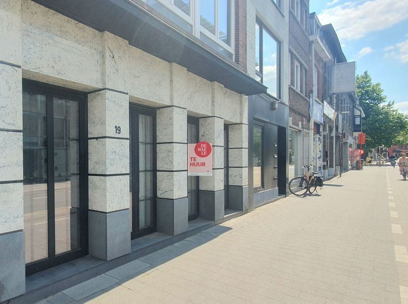 Ontdek dit charmante gelijkvloerse appartement, ideaal gelegen aan de Kempische Steenweg, kort aan de kleine ring, op een boogscheut van het bruisende