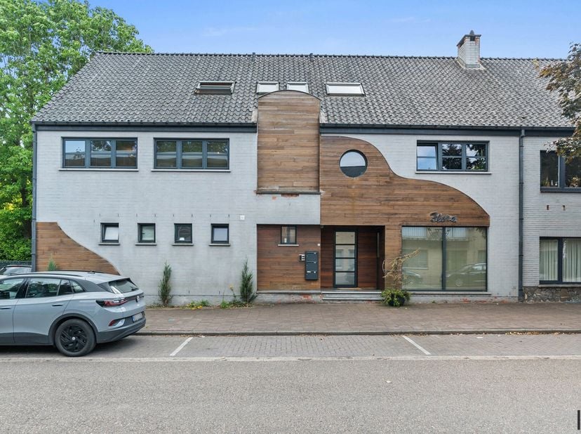Ruim en recent volledig onder handen genomen 2-slaapkamer duplex-appartement binnen een kleinschalig appartementsgebouw nabij het centrum van Genk.&lt;br