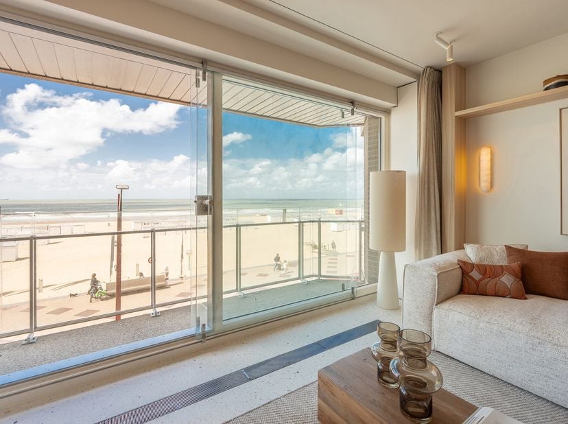 Tussen het Albertplein en de Wandeldijk, op de prestigieuze Zeedijk-Het Zoute, bevindt zich dit stijlvol vernieuwde appartement met adembenemend front