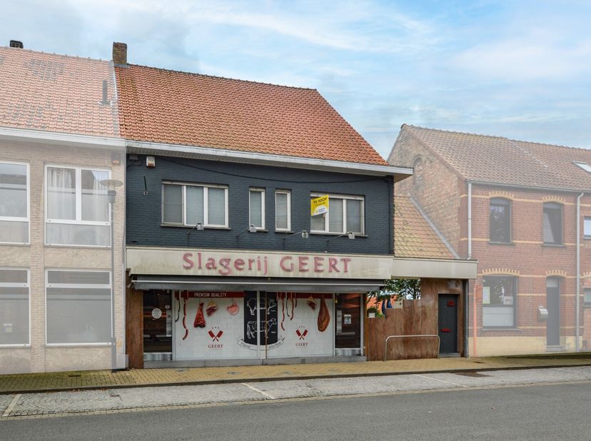 Te koop: Deze ruime en veelzijdige eigendom in het charmante dorp Ettelgem (Oudenburg) biedt tal van mogelijkheden voor zowel commerciële als resident