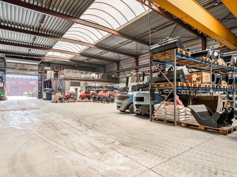 We vinden dit ruime magazijn met kantoorruimtes, een buitenopslagplaats en 3 parkeerplaatsen terug op een centrale ligging te Genk. Voor meer informat