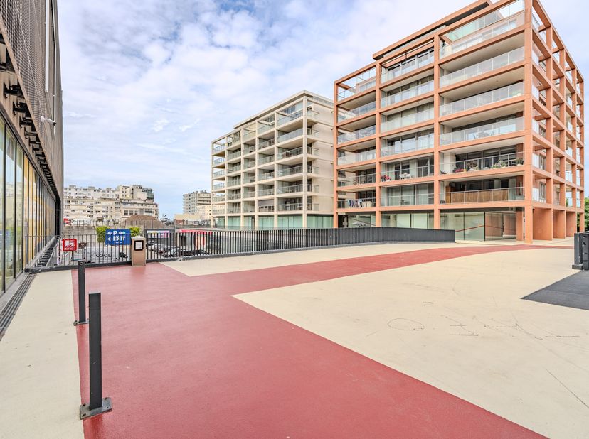 Appartement d&#039;une chambre à vendre avec une terrasse ensoleillée, situé au cinquième étage de la Residence Infinity, le long de la Northlaan à Ostende