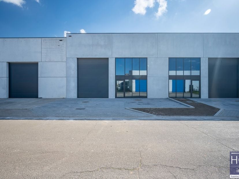 Deze schitterend gelegen NIEUWBOUW KMO-unit van 202m² situeert zich in het hart van de ambachtelijke bedrijfszone &quot;Hoogmolen&quot; te Kruishoutem en zit in
