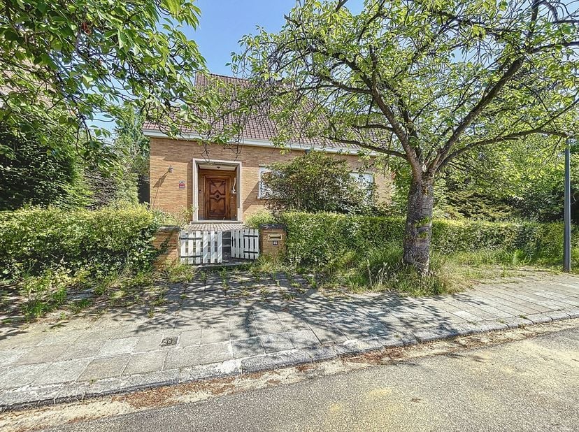 À proximité des Trois Tilleuls et de la Place Keym, situé dans une rue calme et verdoyante, superbe villa 5 chambres de ±415m² bruts avec garage et be