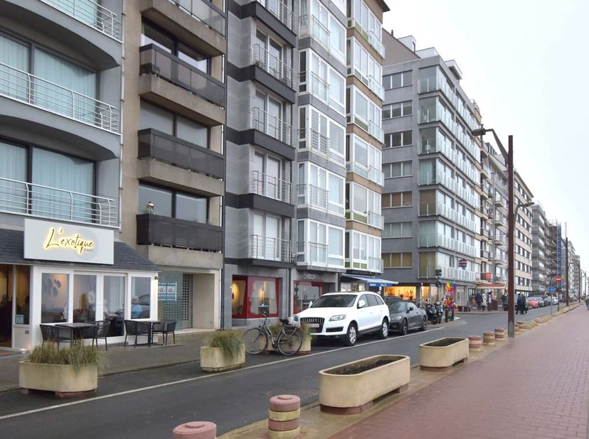 Dit handelspand is uiterst centraal gelegen in het Zoute nabij de Kustlaan en het Driehoeksplein.&lt;br /&gt;
Handelsruimte met een façade van 8 m. gelegen