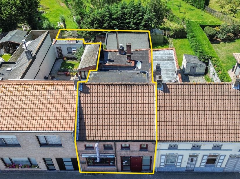 Deze veelzijdige eigendom biedt een combinatie van een winkelruimte en een woonhuis, gelegen aan de Nieuwe Steenweg, een belangrijke invalsweg nabij h