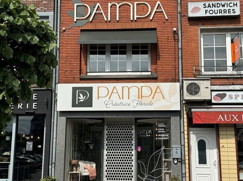 Idéalement situé sur la Place Mc Auliffe de Bastogne, cet immeuble de rapport est composé d&#039;une surface commerciale et de plusieurs kots avec accès in